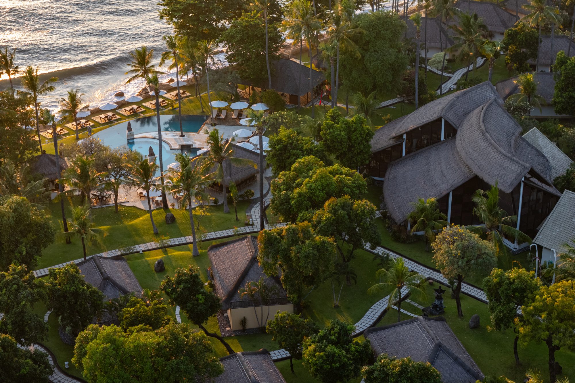 Resortanlagen und Poolbereich auf Bali